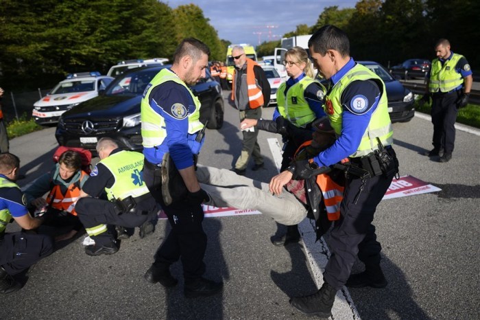 Ausschreitungen Als Reaktion Auf Unruhen In Frankreich