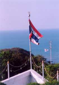 Im Monument-Park oberhalb Pattayas flattert die thailändische Nationalflagge. Park und Monument auf der Spitze des Thappraya-Hügels wurden zu Ehren des Prinzen Chumphorn errichtet.