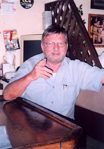 Der gebürtige Magdeburger Dankwart Dick Schröter wuchs in Düsseldorf auf. Der 64-jährige betrat am 2. April 1968 erstmals thailändischen Boden und betreibt seit 1979 das Restaurant Alt Heidelberg an der Beach Road in Südpattaya.