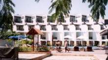 Das Strandhotel Central Wong Amat Beach Resort soll abgerissen und durch einen Neubau ersetzt werden. Der Zeitpunkt steht aber noch nicht fest. Die Abbruchbagger werden frühestens in 2005 kommen.