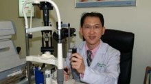 Dr. Nattawat R., Augenarzt, rät im Rahmen der Vorsorge zu frühzeitiger Überprüfung der Augen.