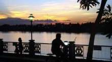 Abendstimmung am Mekong: Auf der schick gestalteten Mekong-Promenade lässt sich wunderbar spazierengehen oder Fahrrad fahren. In den zahlreichen kleinen Restaurants und Bars lässt sich der atemberaubende Blick auf die „Mutter aller Flüsse“ genießen. Fotos