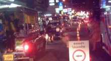 Hinweis auf Thai: Baht-Bus-Fahrer haben die linke Fahrspur zu benutzen!