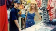Ein junges russisches Paar auf Shopping-Tour