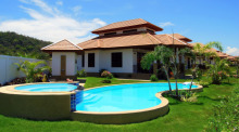 In attraktiver Lage zu den Stränden und Golfplätzen der Region gilt eine Poolvilla im Manora Village als begehrte Geldanlage.