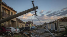 Ein Blick auf die Schäden nach einem Tornado in Moravska Nova Ves. Foto: epa/Martin Divisek