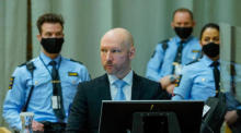 Der wegen Terrorismus verurteilte Anders Behring Breivik sitzt am zweiten Tag seiner Bewährungsanhörung im provisorischen Gerichtssaal des Gefängnisses in Skien. Foto: epa/Ole Berg-rusten