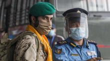 Ein nicht identifiziertes Mitglied der bahrainischen Königsfamilie spricht mit einem Mitglied der Sicherheitskräfte am internationalen Flughafen Tribhuvan in Kathmandu.Foto: epa/Narendra Shrestha