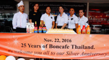 Khun Mam (3. v. r.) lud die Gäste der Pattaya-Filiale am 22. November ein, das 25. Jubiläum von Boncafé Thailand mit einem Stück Geburtstagskuchen zu feiern. Foto: Jahner