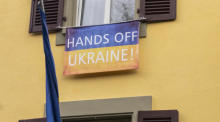 Ein Banner mit der Aufschrift "Hände weg von der Ukraine in Bern" hängt an einem Fenster der ukrainischen Botschaft. Foto: epa/Alessandro Della Valle