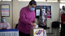 In Caracas wählt der venezolanische Präsident Nicolas Maduro in einem Wahllokal. Foto: epa/Rayner Pena