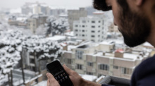 Ein Mann schaut auf sein Smartphone. (Illustration zu "Afghanen auf Twitter Spaces: Auf der Suche nach Antworten") Foto: Stefanie Glinski/dpa
