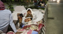 Die Situation vor allem in Nepal ist schwierig: kaum Strom, überfüllte Krankenhäuser, Menschen schlafen auf den Straßen. Foto: epa/Narendra Shrestha