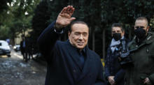 Der Vorsitzende der Forza Italia, Silvio Berlusconi, spricht am Ende des Mitte-Rechts-Gipfels in der Villa Grande in Rom zu Journalisten. Foto: epa/Fabio Frustaci
