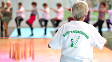 Eine Frau trägt ein Shirt des Seniorensportvereins und tanzt auf der Leipziger Messe. Arte zeigt am 20.06.2019 die Reportage «Für immer jung - Fit bis ins hohe Alter». Foto: Jan Woitas/Dpa-zentralbild/dpa