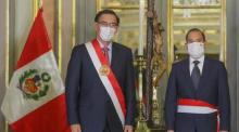 Der peruanische Präsident Martin Vizcarra (L) und den neuen Premierminister Walter Martos (R) bei seiner Vereidigung im Regierungspalast in Lima, Peru. Foto epa/Andina