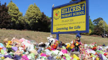 Blumen und Ehrungen vor der Hillcrest Primary School in Devonport, Tasmanien. Foto: epa/Ethan James