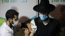 Ein ultra-orthodoxer jüdischer Mann wird in Jerusalem von einem Pfleger mit dem Pandemie-Impfstoff gegen das Coronavirus COVID-19 geimpft. Foto: epa/Abir Sultan