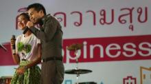 Polizeikommissar Hmee und die thailändische Sängerin Pancake heizen den Besuchern des 'Bring Back Happiness to Thai People'-Festivals im Bangkoker Lumpini-Park ein.