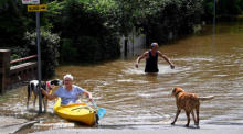 Ein Bewohner paddelt durch das Hochwasser, als eine Straße in Windsor, nordwestlich von Sydney, überflutet wird. Foto: epa/Bianca De Marchi