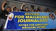 Philippinische Journalisten halten ein Transparent, während sie bei einer Protestdemonstration in einem Polizeipräsidium in Camp Crame in Quezon City, östlich von Manila, Parolen rufen. Foto: epa/Dennis M. Sabangan