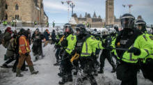Polizisten stoßen in Ottawa mit Demonstranten zusammen. Foto: epa/Amru Salahuddien