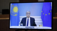Der kasachische Präsident Kassym-Jomart Tokajew ist während einer Videokonferenz mit dem Europäischen Rat auf einem Monitor zu sehen. Foto: epa/Johanna Geron / Pool