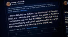 Ein Foto eines Computerbildschirms zeigt den Tweet und die Warnung, die Twitter auf den Tweet von US-Präsident Donald J. Trump gesetzt hat. Foto: epa/Shawn Thew