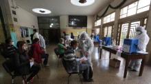 Einige Menschen warten während eines Impftages in La Paz auf den Covid-19-Impfstoff. Foto: epa/Martin Alipaz