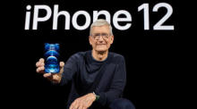 Von Apple veröffentlichtes Handout-Bild, auf dem Apple-CEO Tim Cook das brandneue iPhone 12 Pro vorstellt. Foto: epa/Brooks Kraft / Apple Inc. / Ho