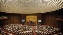 Delegierte nehmen an der Eröffnung der achten Sitzung der 14. Legislaturperiode der Nationalversammlung in Hanoi teil. Foto: epa/Luong Thai Linh