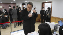 Lee Jae-myung, der Präsidentschaftskandidat der regierenden Demokratischen Partei, bereitet sich auf die Stimmabgabe in einem Wahllokal in Seoul vor. Foto: epa/Won Dae-yeon
