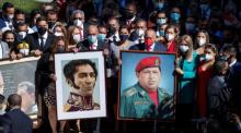 Die First Lady von Venezuela, Cilia Flores, und die Chavistas-Führer Diosdado Cabello und Jorge Rodriguez, unter anderem, nehmen an einer Blumengabe auf der Plaza Bolivar in Caracas teil. Foto: epa/Rayner Pena