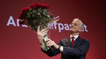 Der Vorsitzende der Arbeiterpartei Jonas Gahr Store mit einem Strauß roter Rosen bei der Wahlmahnwache der Arbeiterpartei im Folkets hus in Oslo. Foto: epa/Javad Parsa