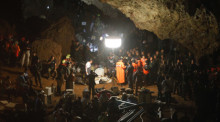 Rettungstaucher bereiten die Suche nach den vermissten Jugendlichen in der Höhle Tham Luang vor. Foto: epa/Pongmanat Tasiri