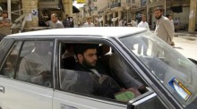 Der radikale schiitische Geistliche Muktada Al-Sadr, Führer der Al-Mohdi-Bewegung, wird in seinem Auto in den Straßen der heiligen Stadt Nadschaf gesehen. Foto: epa/Nabil Mounzer