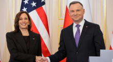 US-Vizepräsidentin Kamala Harris (L) und der polnische Präsident Andrzej Duda (R) nehmen nach ihrem Treffen im Belvedere-Palast in Warschau an einer Pressekonferenz teil. Foto: epa/Leszek Szymanski