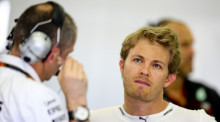 So dürfte sich Nico Rosberg das vorgestellt haben. Keiner ist schneller als der Mercedes-Fahrer auf dem Bahrain International Circuit. Rivale Lewis Hamilton wird Zweiter, dahinter lauert das Ferrari-Duo. Foto: epa/Srdjan Suki