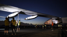 Nach neun Monaten Wartezeit ist der Schweizer Sonnenflieger «Solar Impulse 2» wieder in der Luft. Starke Winde verzögern zunächst den Start auf Hawaii, doch dann gibt es grünes Licht für den Flug nach Kalifornien. Foto: epa/Christophe Chammartin
