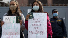 Protest gegen die neue Einwanderungsregelung für Frauen in Kathmandu. Foto: epa/Narendra Shrestha