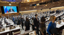 Botschafter und Diplomaten verlassen den Saal, während der russische Außenminister Sergej Lawrow (auf dem Bildschirm) während einer zuvor aufgezeichneten Videobotschaft auf der 49. Sitzung des UN-Menschenrechtsrate... Foto: epa/Salvatore Di Nolfi