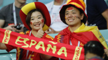 Chinesische Spanienfans bei der Fußball-WM in Russland. Foto: epa/Ronald Wittek