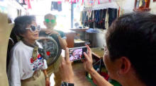 Ein älteres taiwanesisches Ehepaar wird zu IG-Prominenz, indem es in der Wäscherei Kleidungsreste modelliert. Foto: epa/Reef Chang Handout