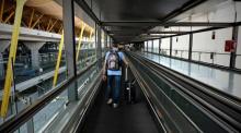 Ein Passagier auf dem Internationalen Barajas-Flughafen in Madrid. Foto: epa/Fernando Villar