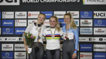 Die Goldmedaillengewinnerin der deutschen Fahrer Emma Hinze (C) in Roubaix. Foto: epa/Yoan Valat