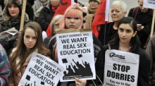 Teenager halten Plakate mit der Aufschrift "We Want Real Sex Education". Foto: epa/Andy Rain