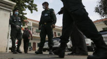 Kubanische Polizisten stehen Wache vor dem Berufungsgericht in Phnom Pen. Foto: epa/Kith Serey