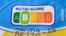 Auf einer Packung Joghurt ist der sogenannte «Nutri-Score» zu sehen. Foto: Christophe Gateau/Dpa