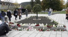 Gedenksteine im Stadtzentrum einen Tag nach einem Anschlag in Kongsberg. Foto: epa/Terje Pedersen