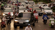 Krafträder und Automobile, darunter auch Luxus-SUVs, verstopfen eine Straße in Hanoi. Foto: epa/Luong Thai Linh